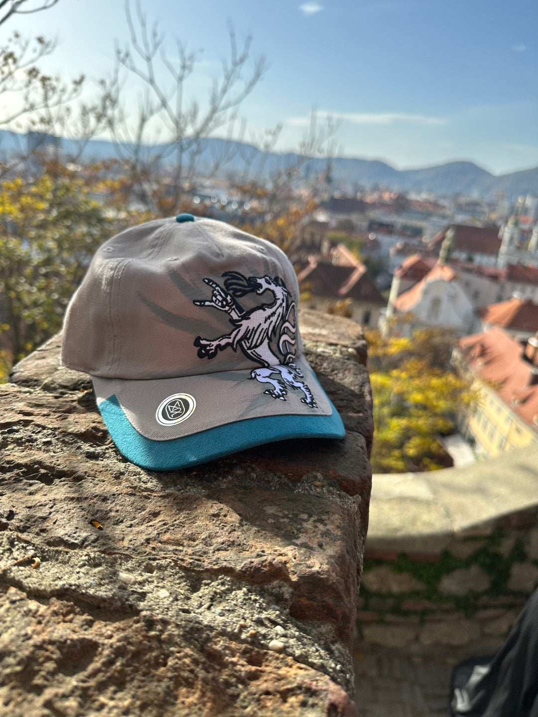 Snapback Cap mit Steiermark-Panther – himmelblauer Frontschirm & einzigartige Alpenkulisse