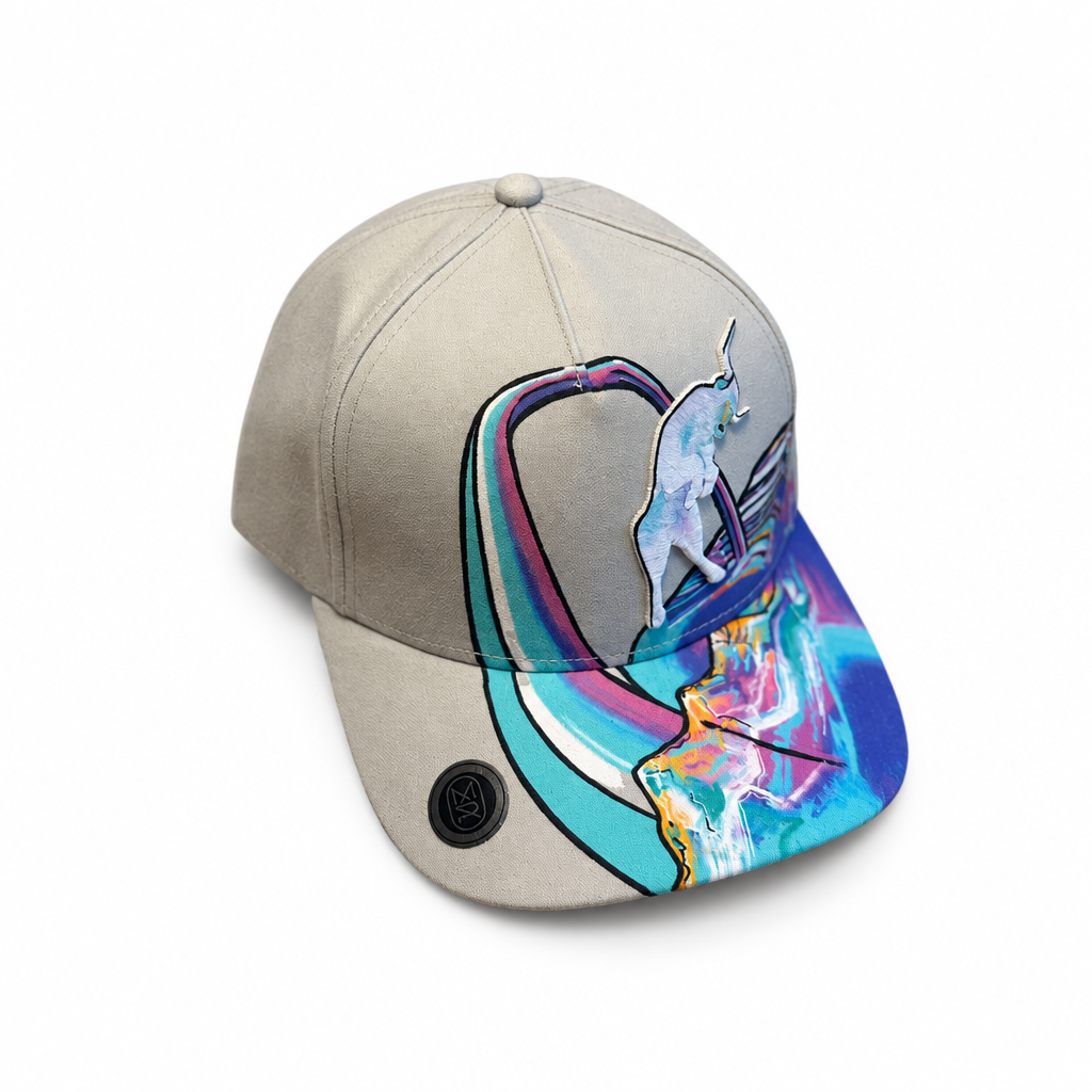 Cap Die wilde Jagd mit buntem Motiv in Türkis, Violett und Rosa über Vorderseite und Schirm.