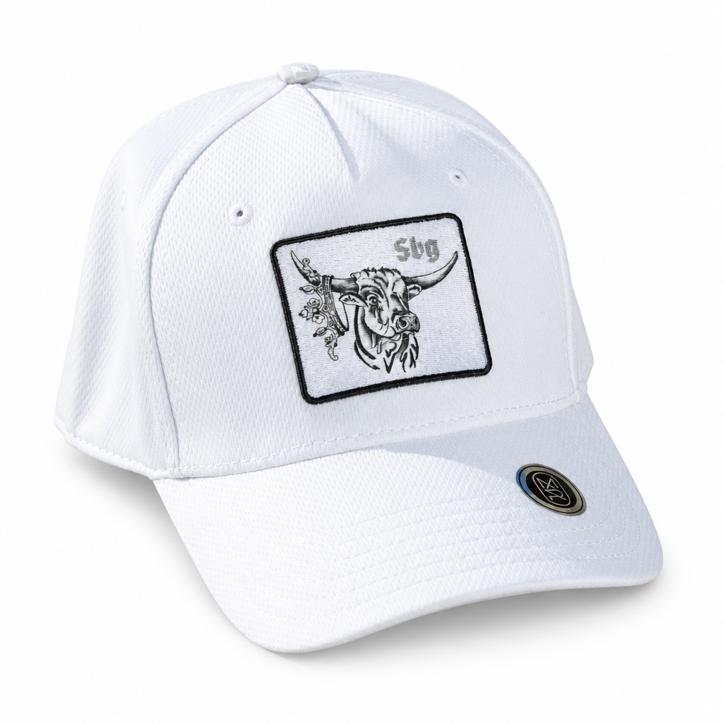 Weiße Salzburg-Basecap mit gesticktem Stiermotiv, schräg von vorne auf weißem Hintergrund.