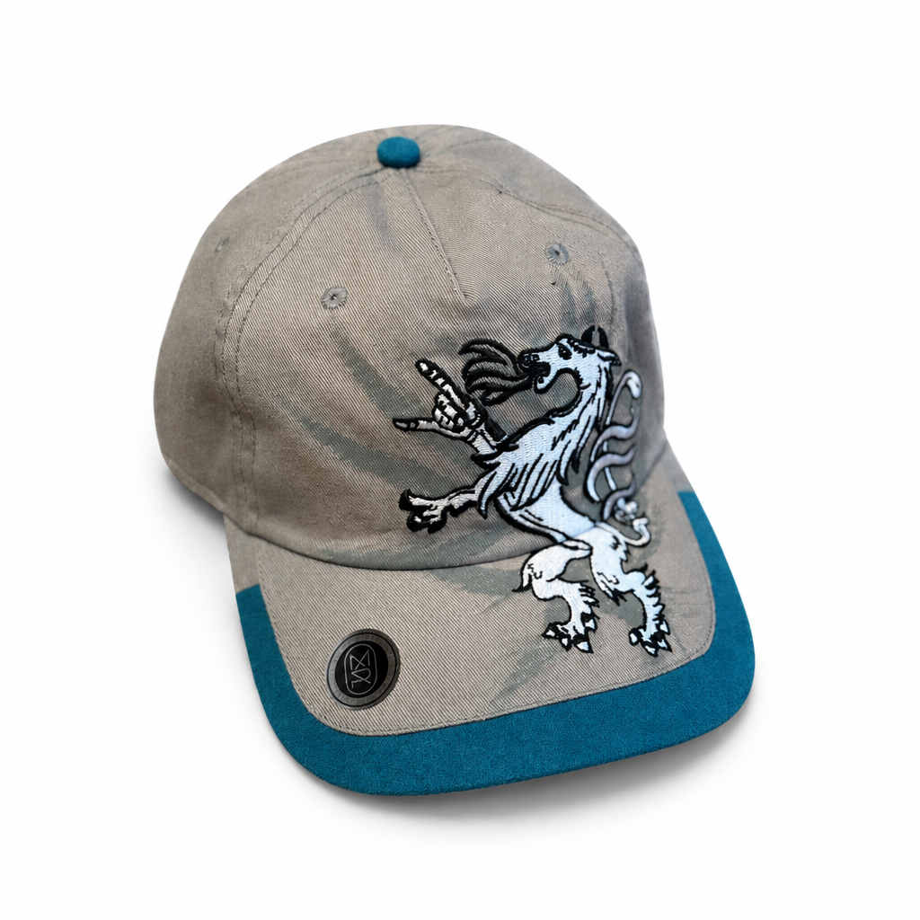Graue Basecap Steiermark rockt! mit türkisfarbenem Schirmrand und Pantherstickerei über Vorderseite und Schirm.