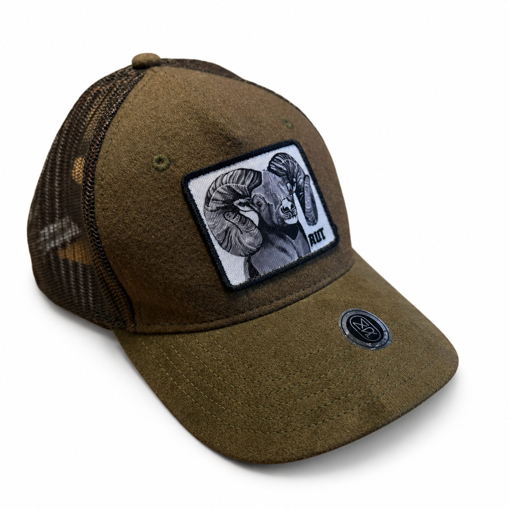 Braune Trucker-Cap Österreich Edition mit Widdermotiv und dunklem Mesh auf weißem Hintergrund.