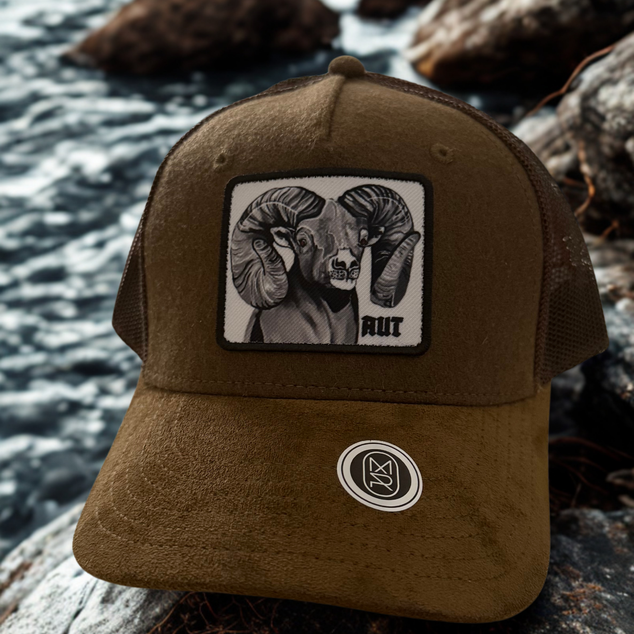 Braunes Trucker Cap mit Mesh - Frontal Ansicht in Schneeregion
